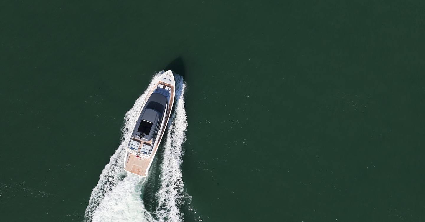 Sanlorenzo-SX76-Review-at-sea-turning