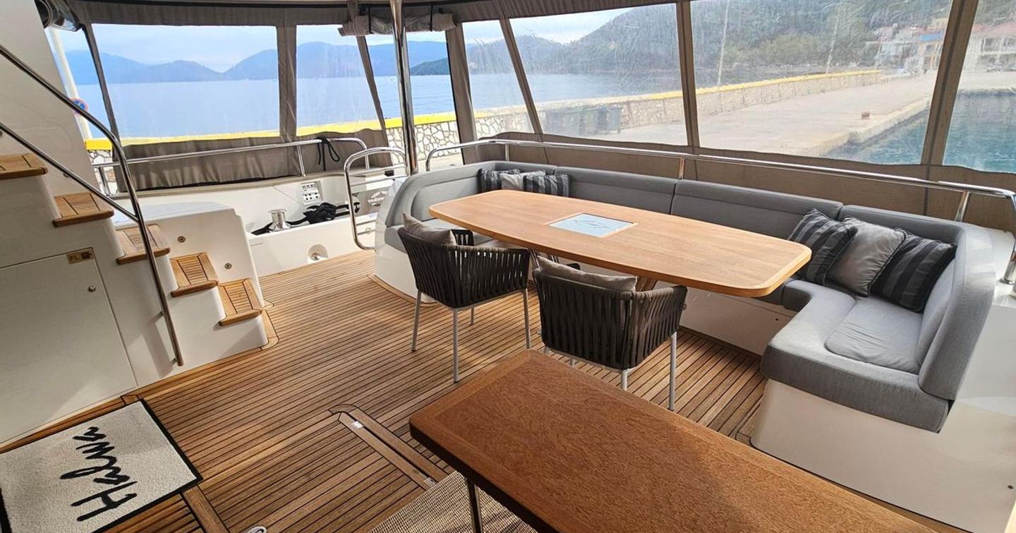 Motor Yacht Halwa aft dining area