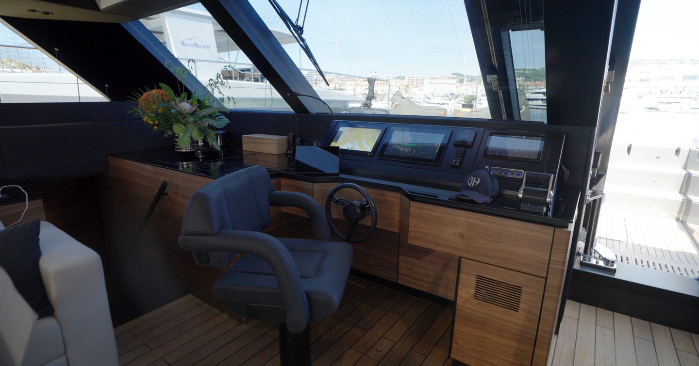 Sunreef-Eco-Power-60-saloon-helm