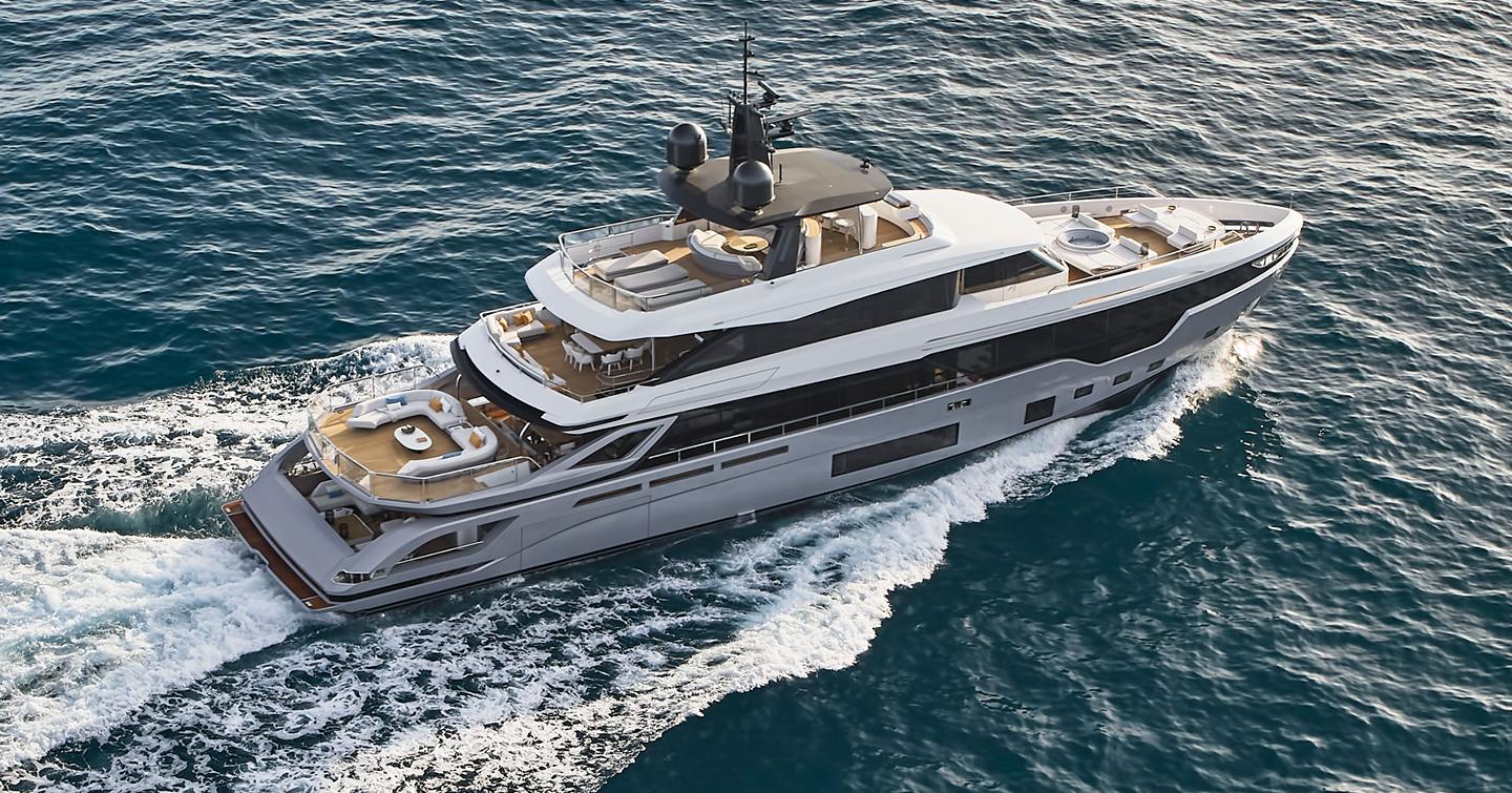 Azimut Grande Trideck underway