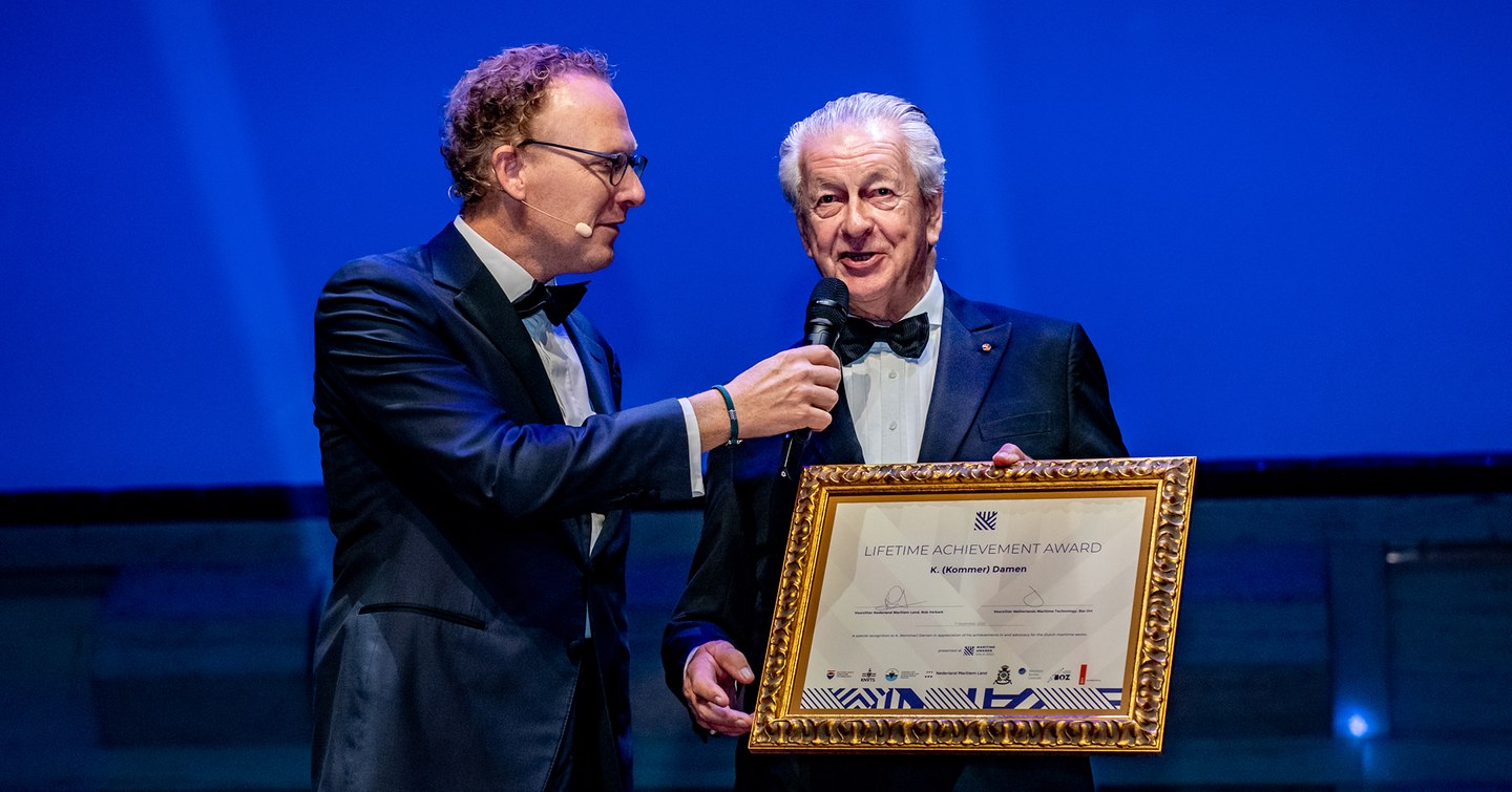 Kommer Damen on stage holding award for Lifetime Achievement at Maritime Awards Gala.