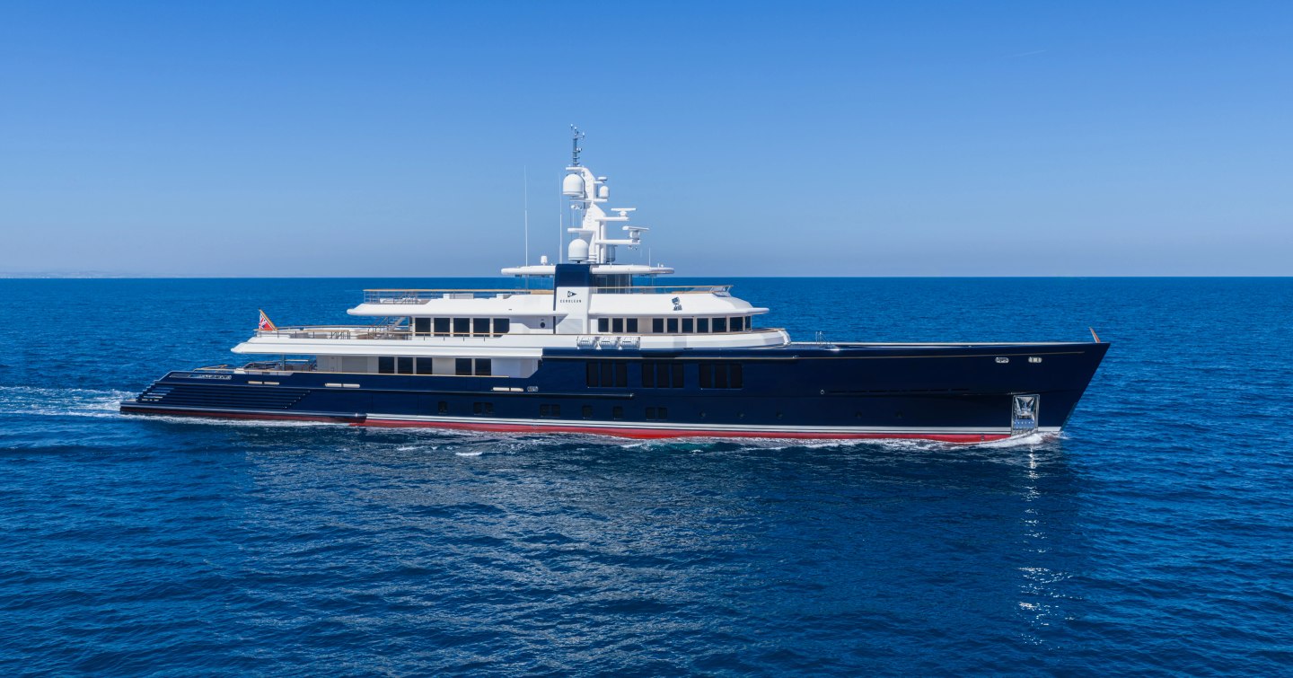 Superyacht Cerulean under way