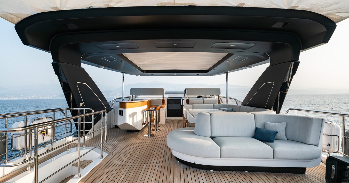 Motor Yacht Chillin’ flybridge with sunpads and bar area