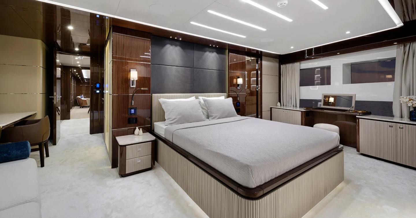 Lazzara UHV 100 Motor Yacht master cabin