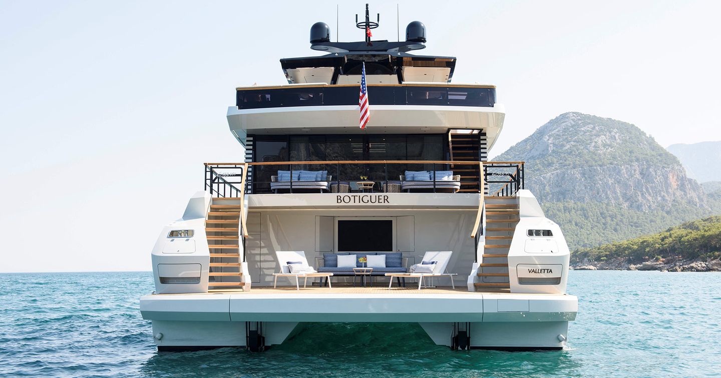 Lazzara LPC 300 Catamaran beach club
