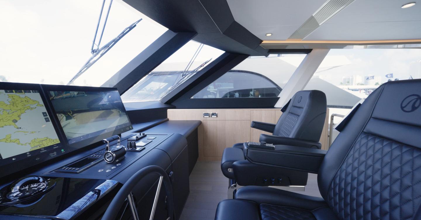 Ocean-Alexander-28L-Review-helm-station-chairs