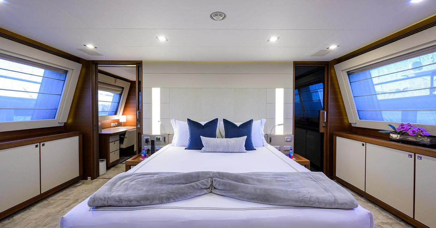 Motor yacht Argento's main bedroom