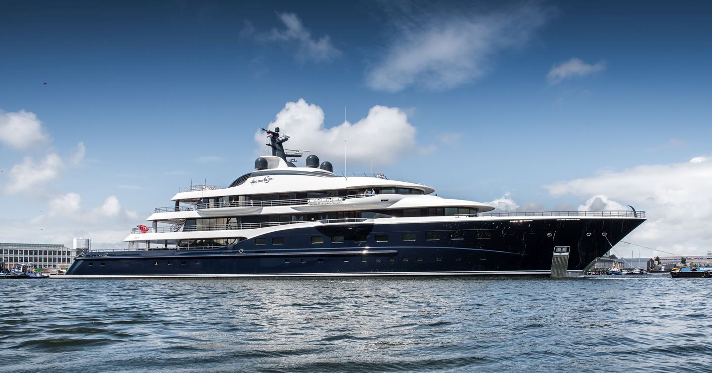 Superyacht Here Comes The Sun under way 