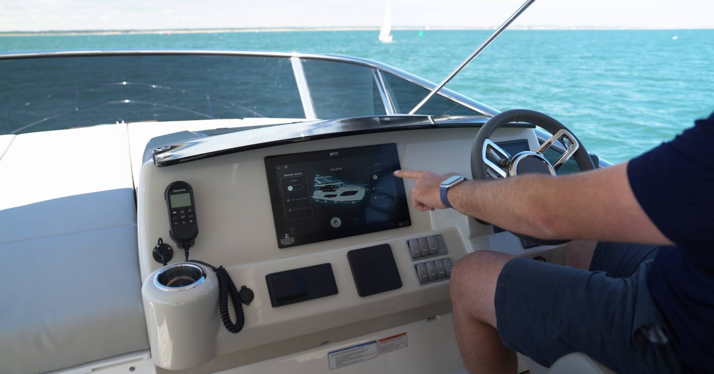 Absolute-47-FLY-Review-flybridge-helm-overview