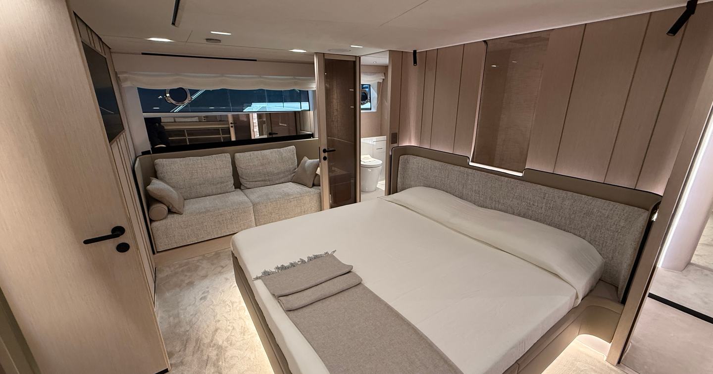 solaris-power-70-long-range-owners-cabin-amidships-with-sofa-and-ensuite-access