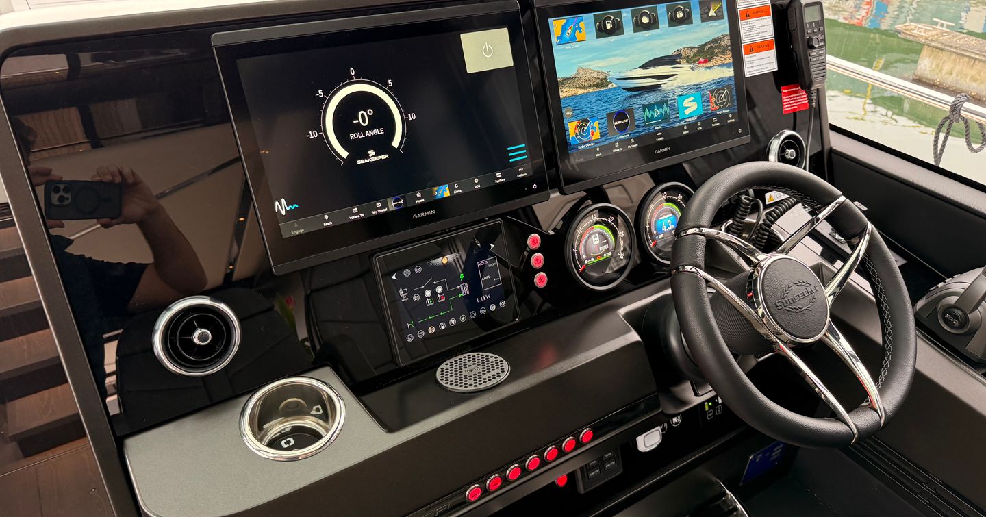 Sunseeker-Predator-55-Review-helm-dash