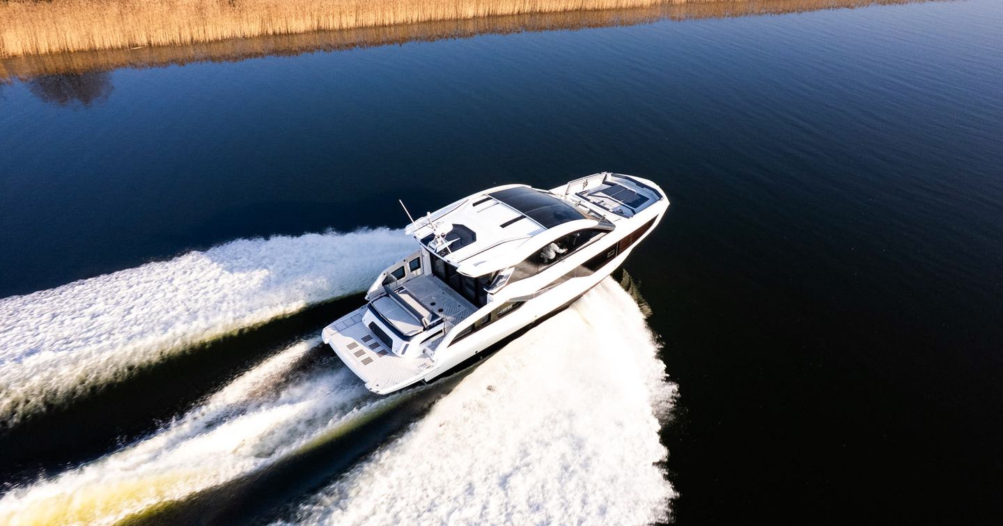 Galeon-435-GTI-Review-running-overhead
