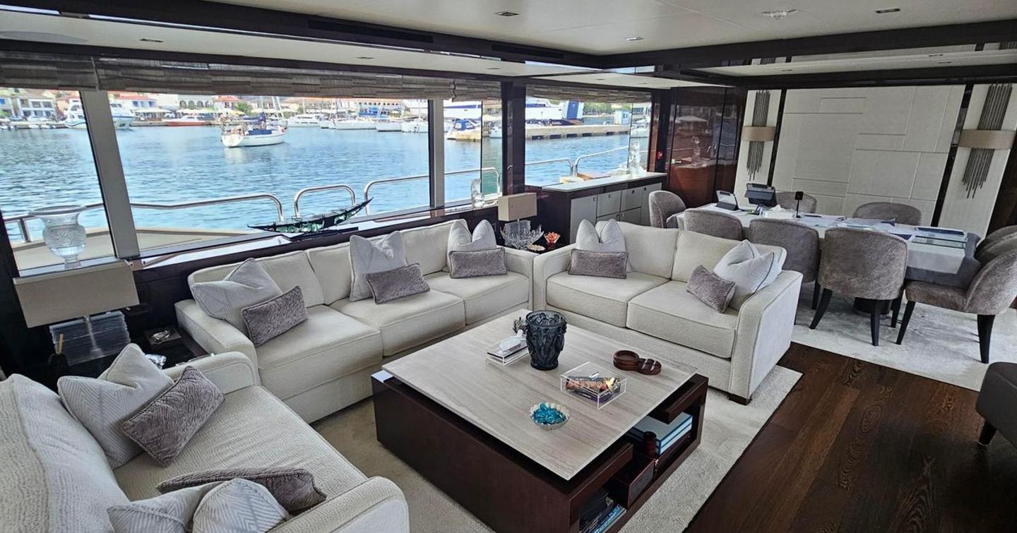 Motor Yacht Halwa interior seating