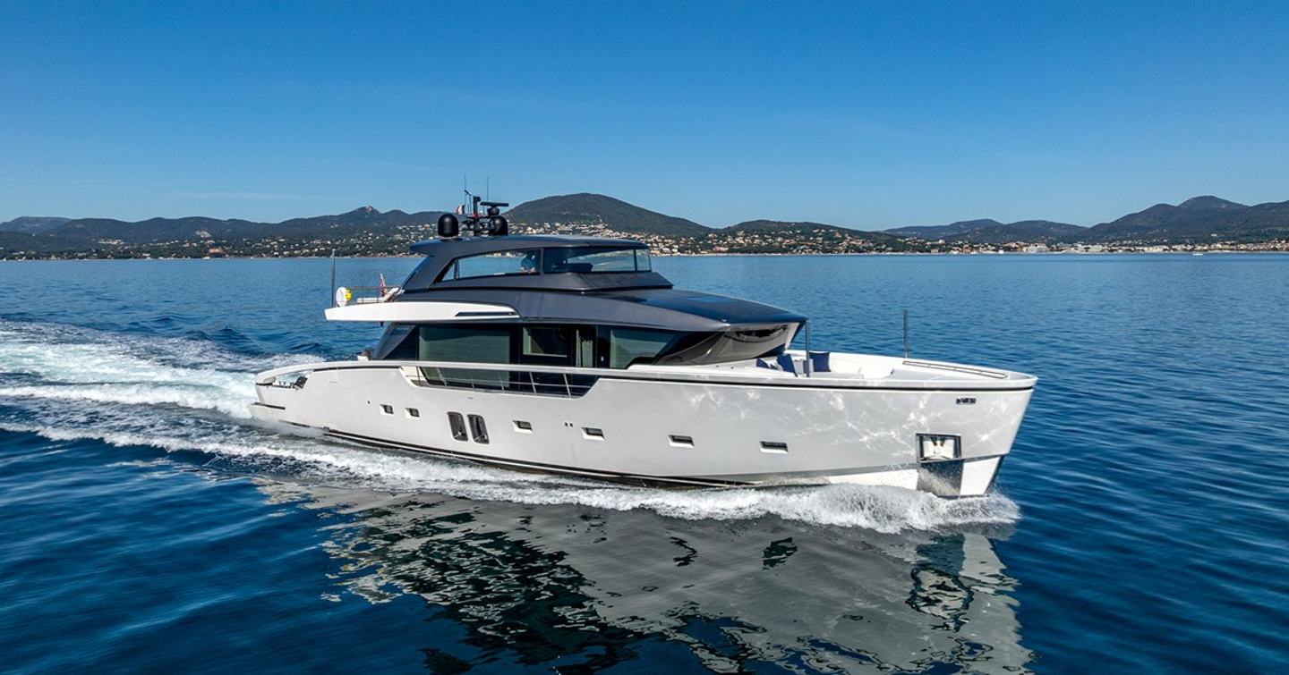 Sanlorenzo yacht Belle De Nuit underway side view 