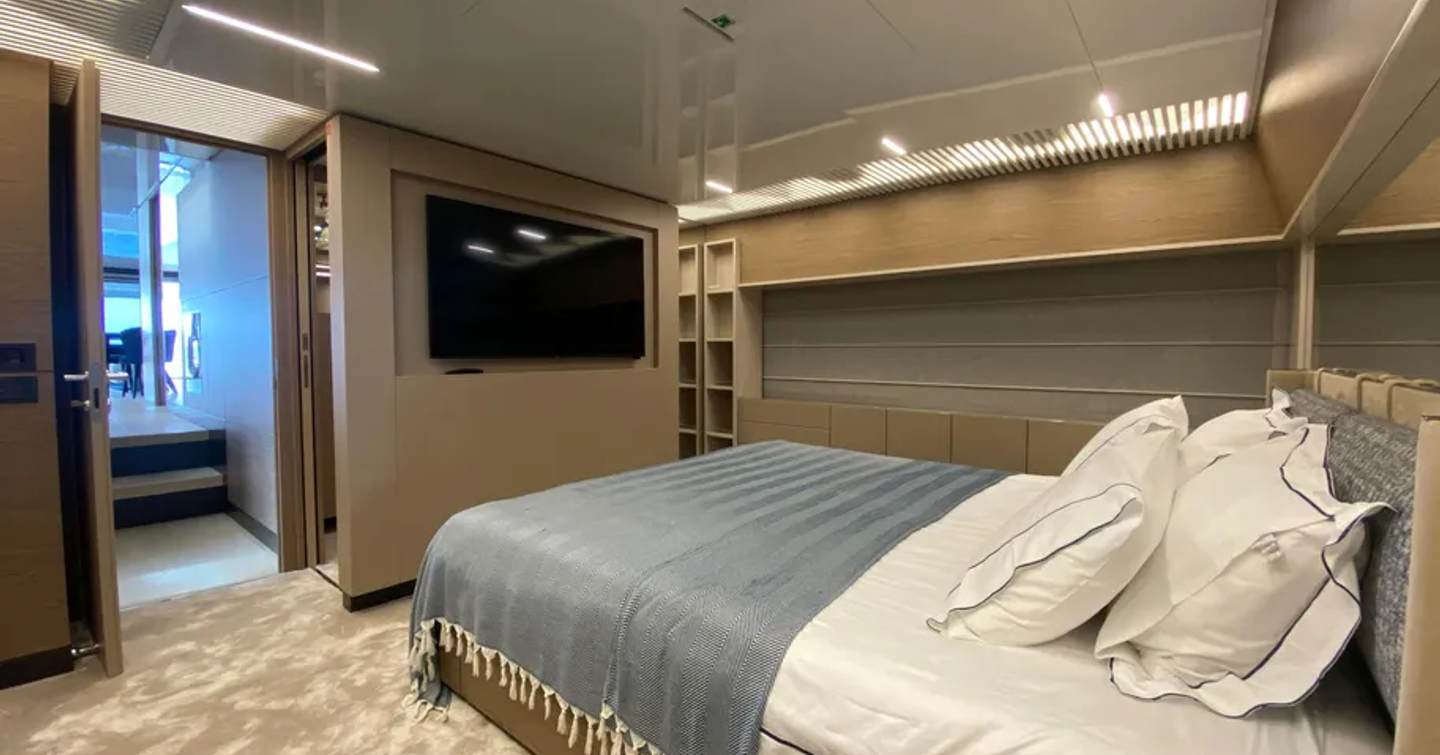 Motor Yacht Sunrise master cabin