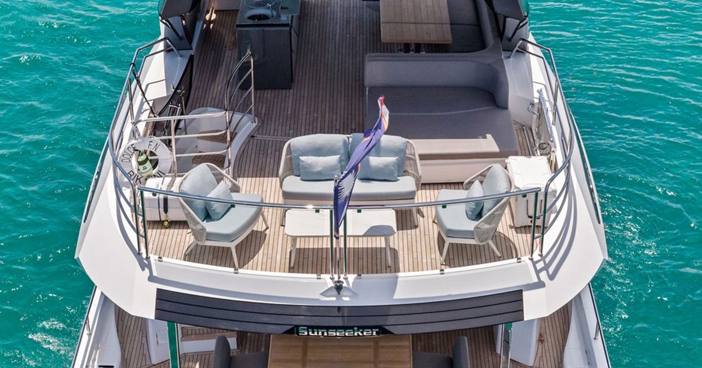 Motor yacht Dolce Far Niente upper aft deck