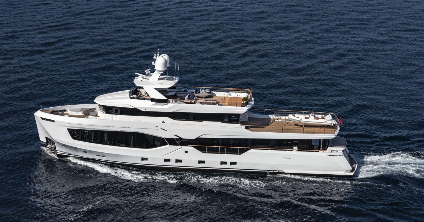 Numarine 37 XP motor yacht under way 