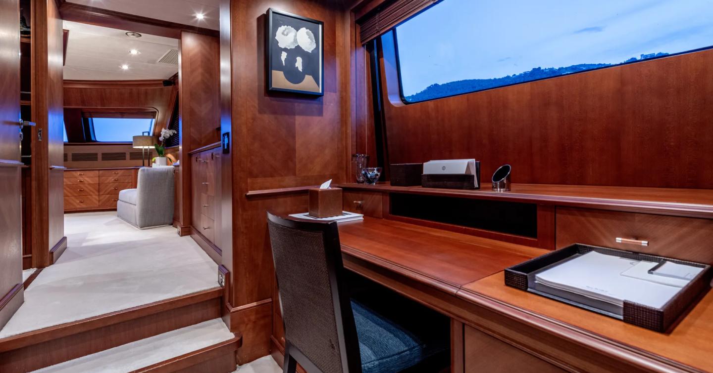  Superyacht Sea Blue'Z master cabin office