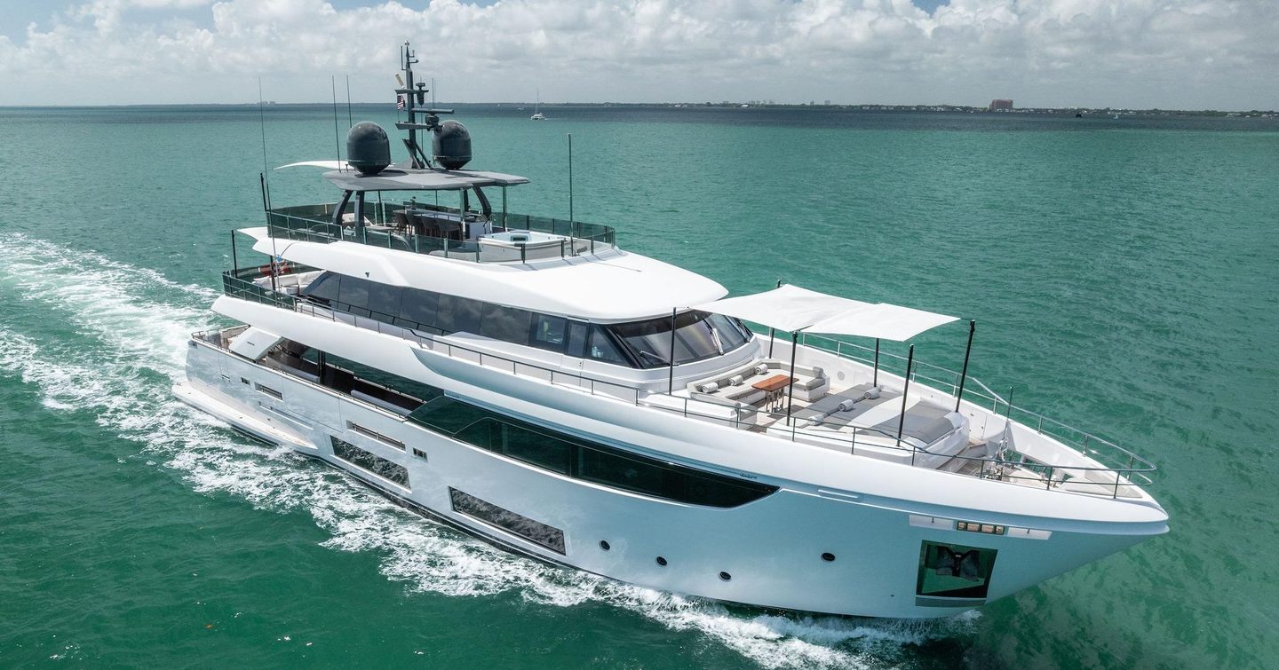 Custom Line superyacht Lumpasaurus underway at speed