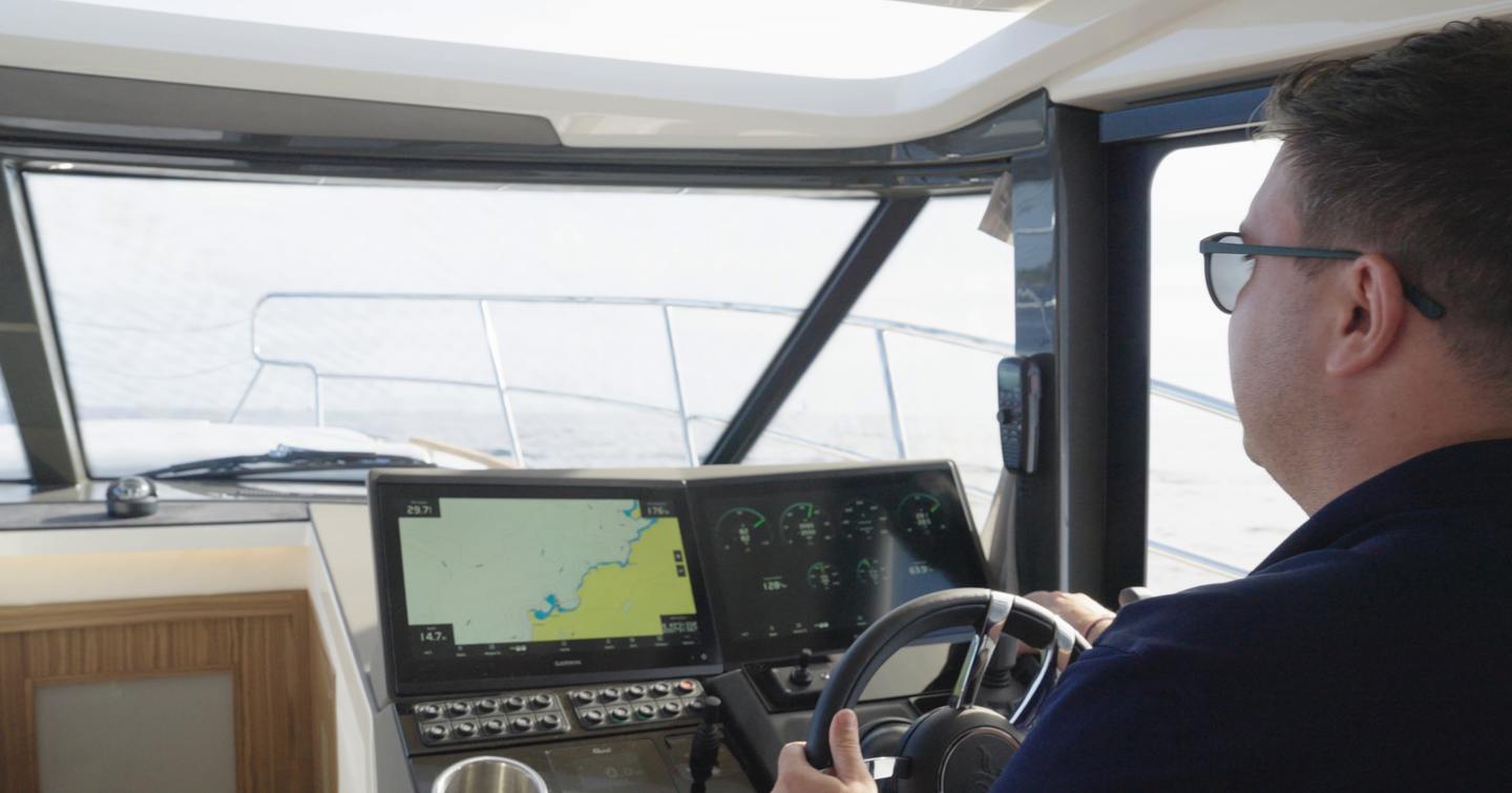 Marex-390-Review-helm-station-view