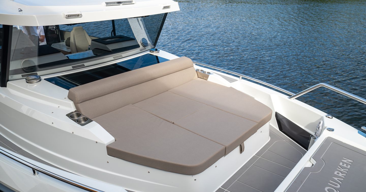 Quarken-35-Cabin-foredeck