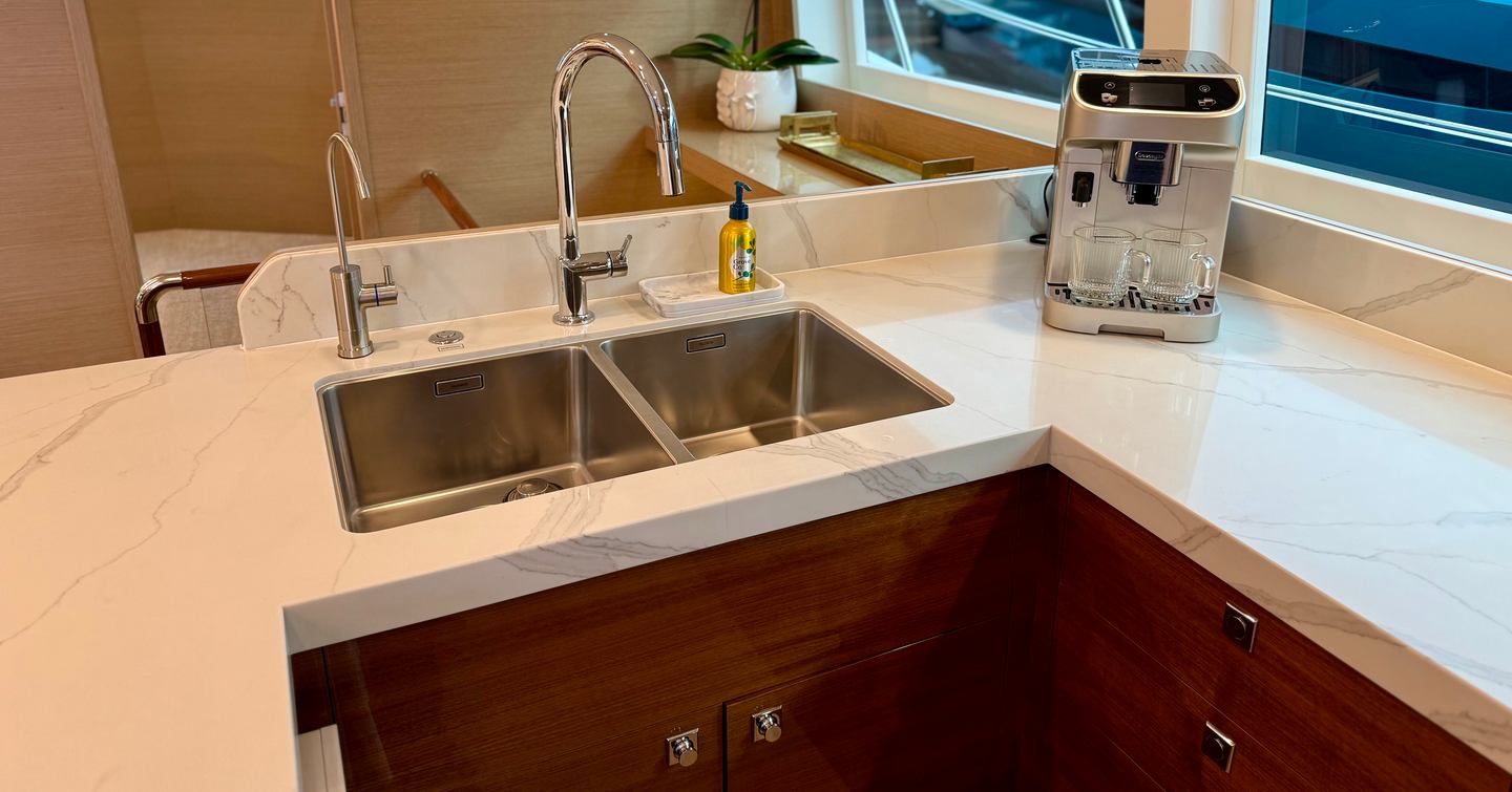 Horizon-PC60-galley
