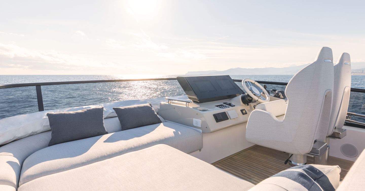 Azimut-S7-upper-helm