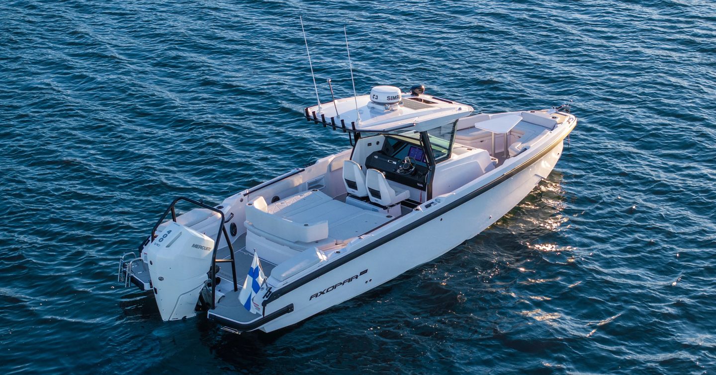 A top down, starboard-side view of the new Axopar 29 CCX