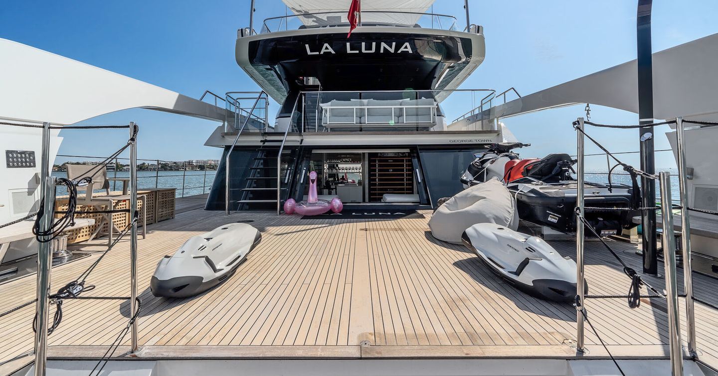 Motor Yacht La Luna aft with beach club