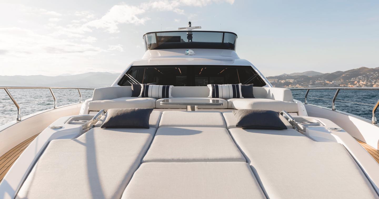 Azimut-S7-foredeck