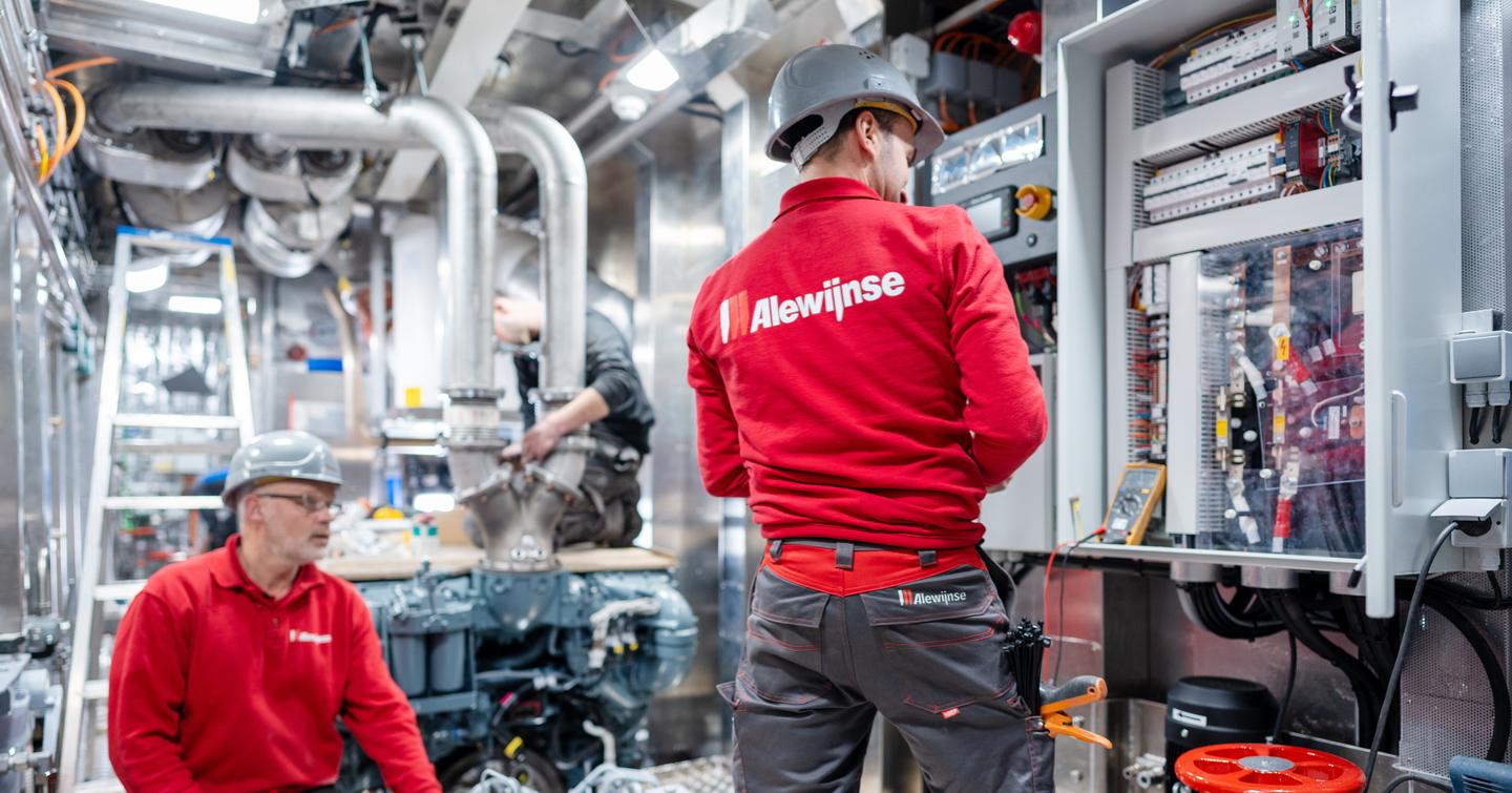 Alewijnse workers inside superyacht 