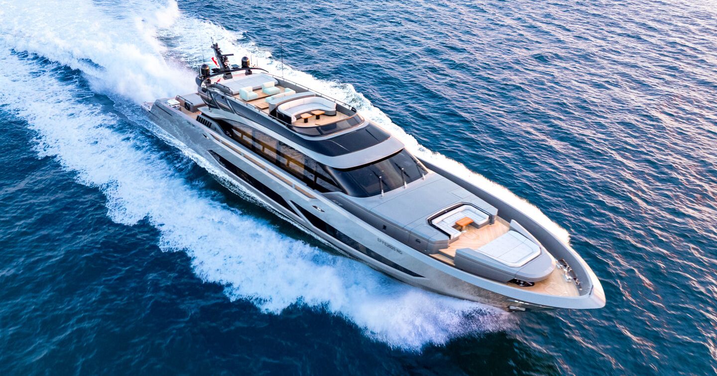 Motor yacht Effe under way