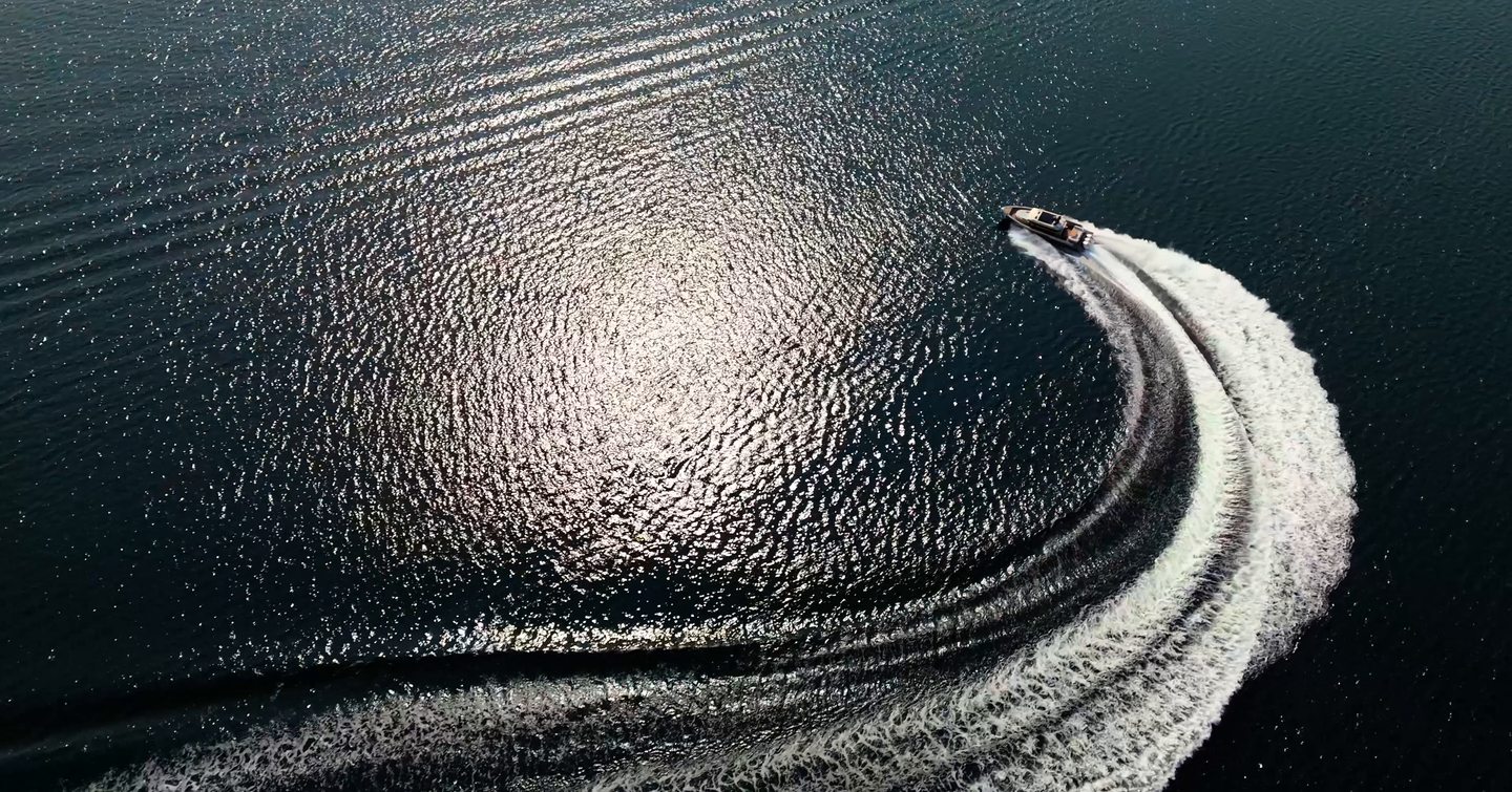 XO-Boats-EXPLR-44-Review-turning-wake