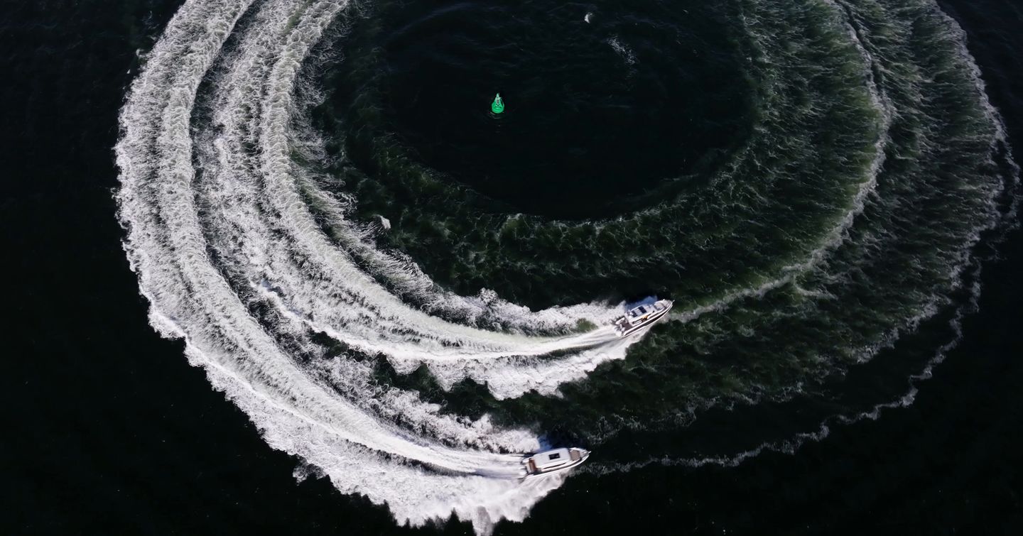 Wellcraft 38 Explorer vs Quarken 35: DRAG RACE & Agility Test round the marker