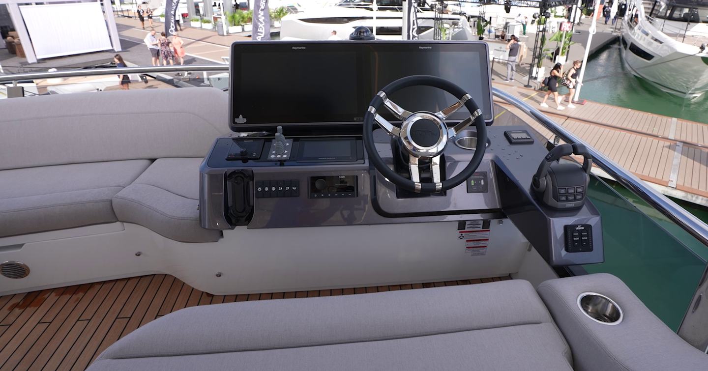 Flybridge helm of the Galeon 560 Fly