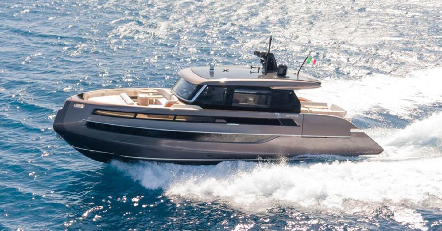 Invictus ST550 Deep Horizon yacht underway side view 
