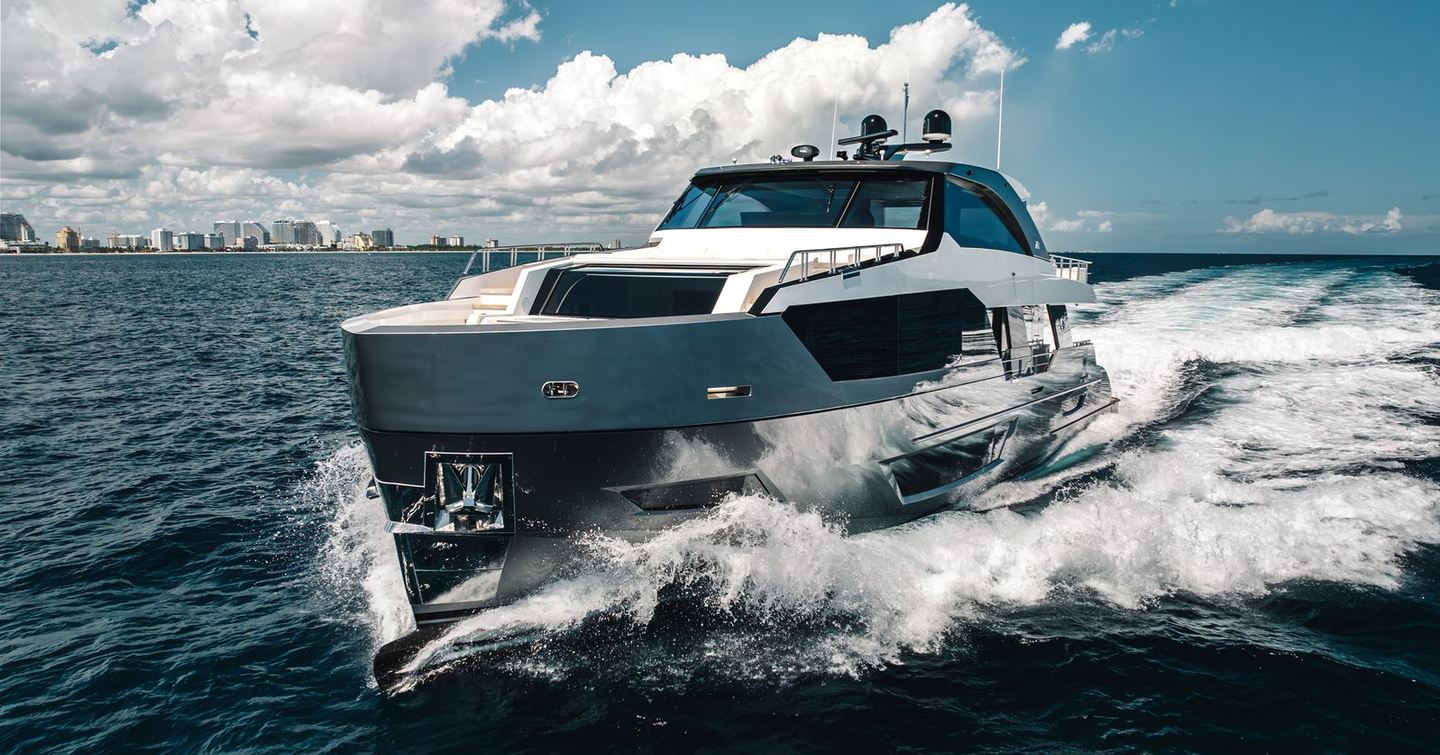 Ocean Alexander 28E motor yacht under way 