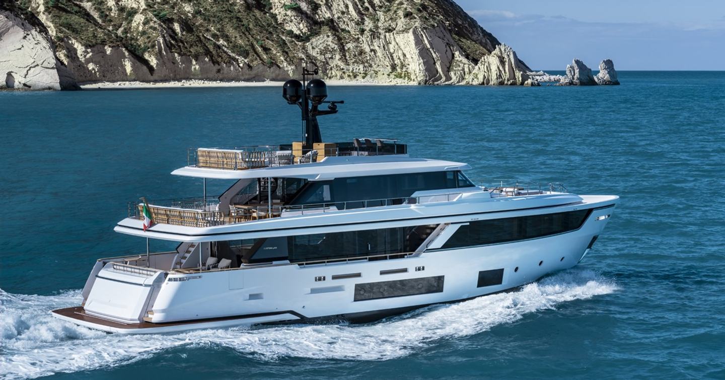 Motor yacht Numero Dix under way