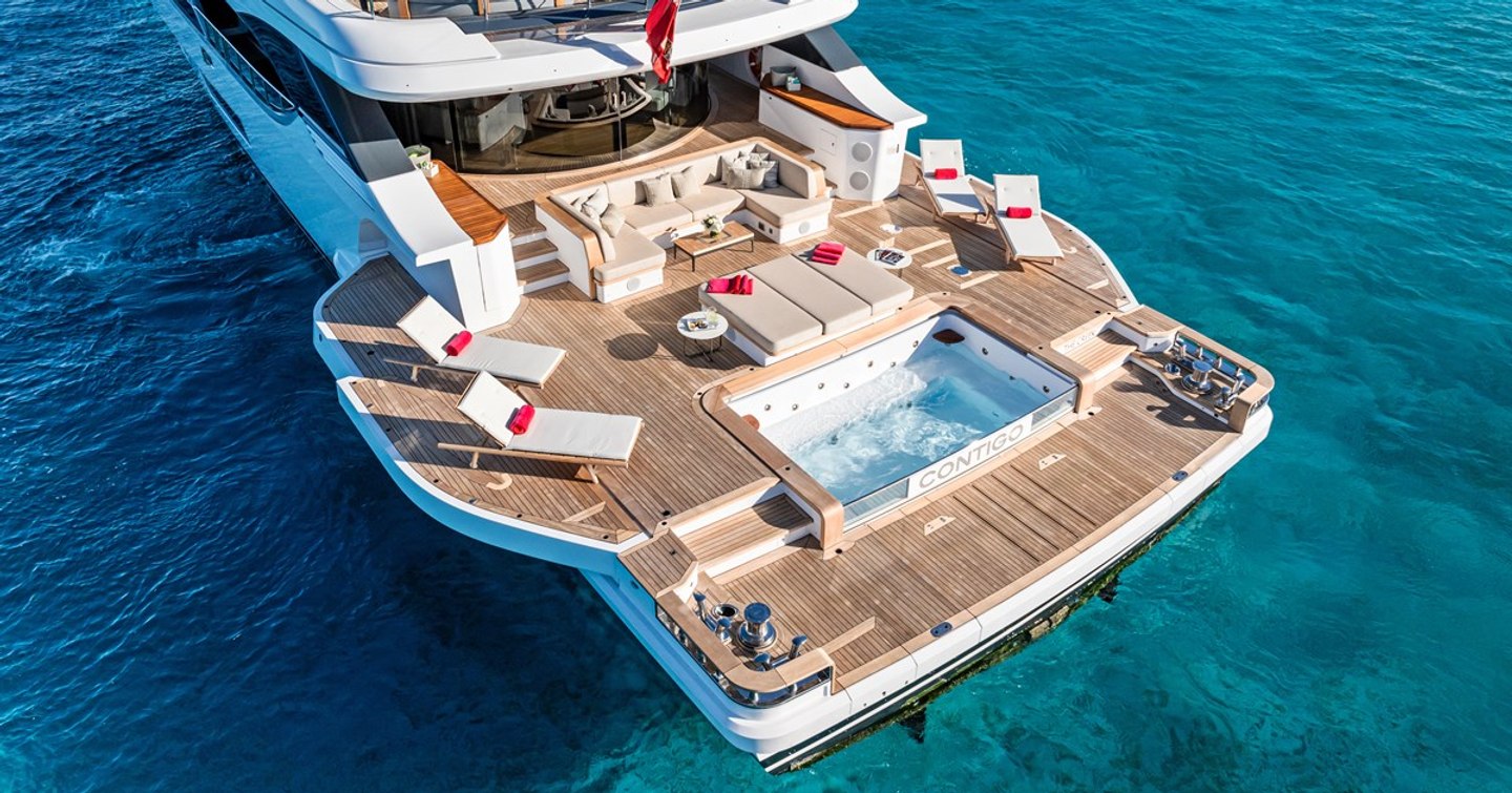 Superyacht Contigo oasis deck