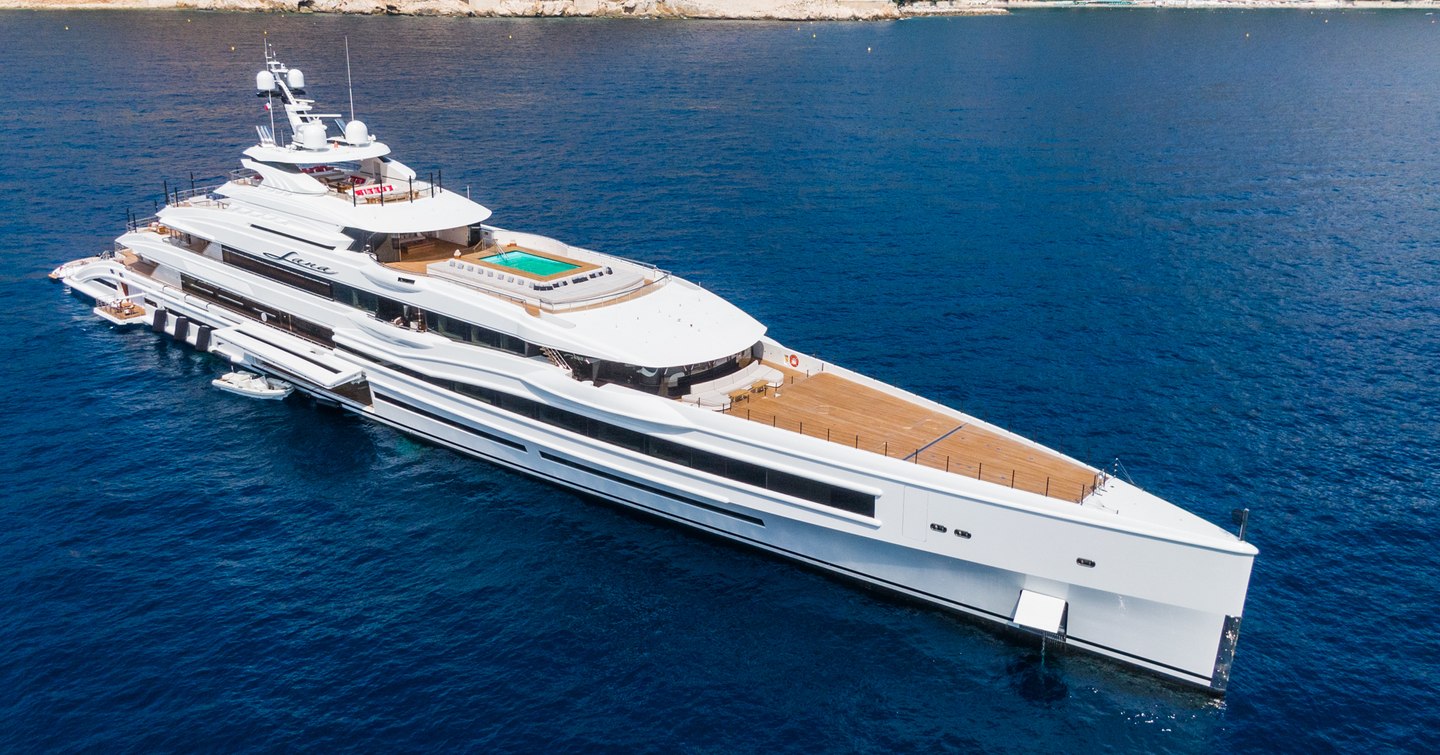 Superyacht Mar at anchor 