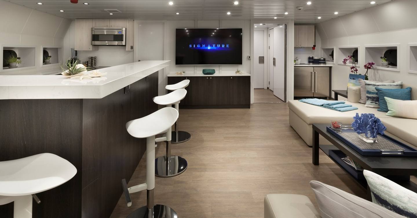 Damen-YS5009-motor-yacht-Axis-salon