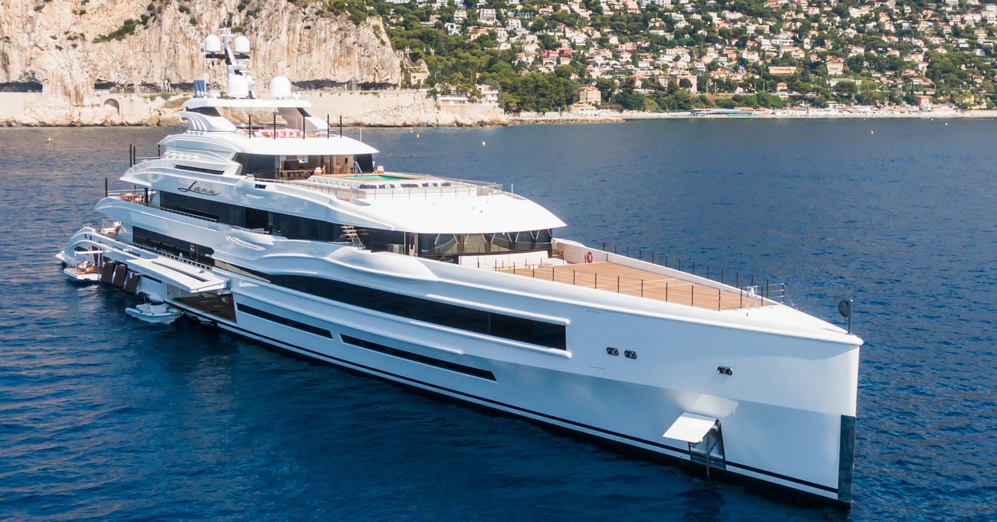 Superyacht Mar at anchor 