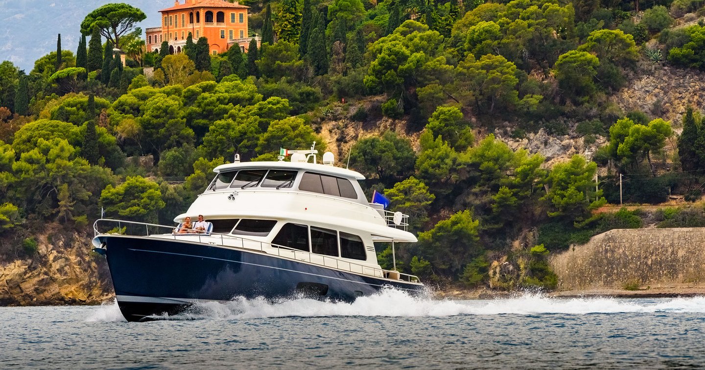 Grand-Banks-GB85-Skylounge-running