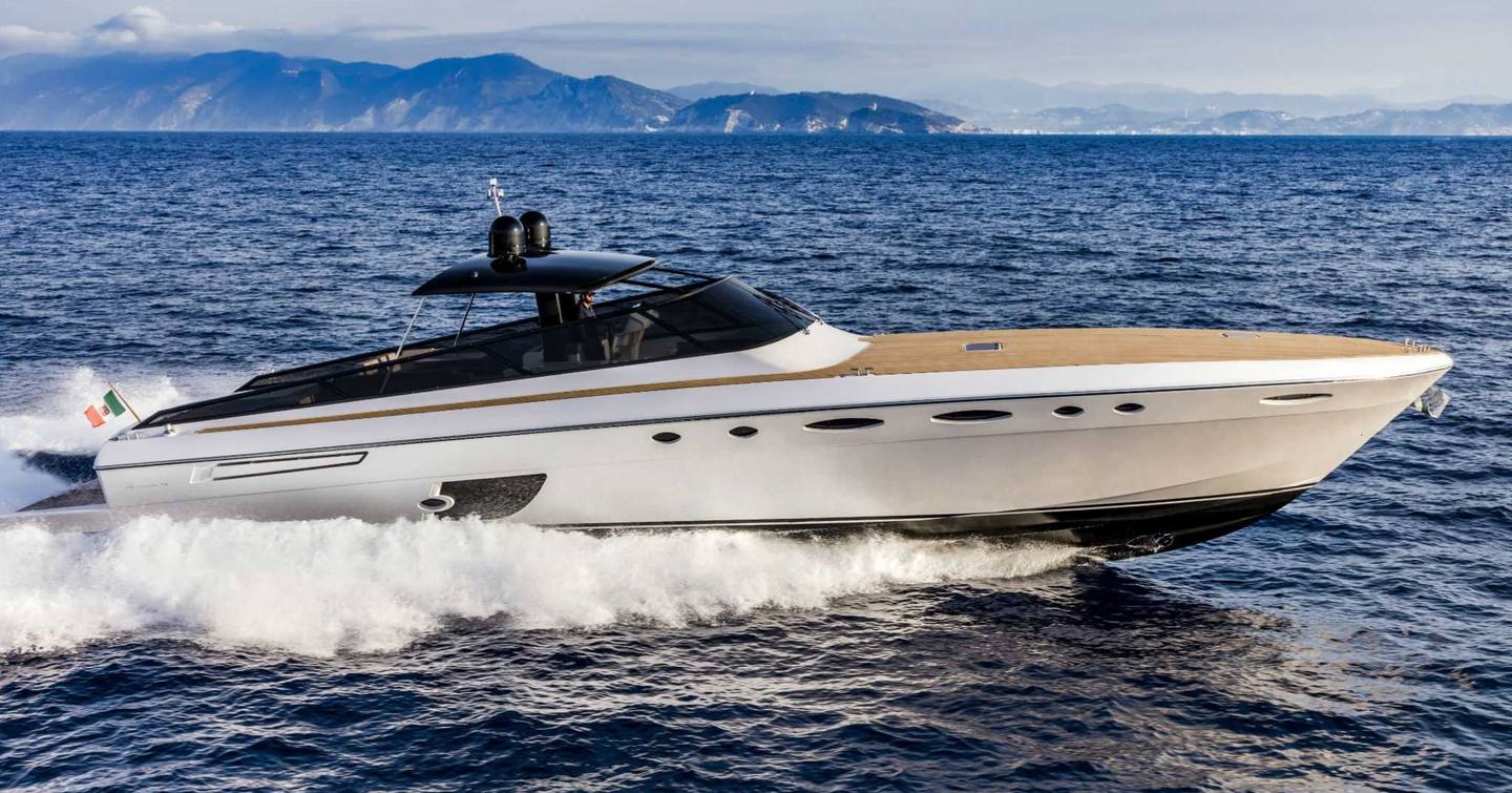 Itama 75 boat under way 