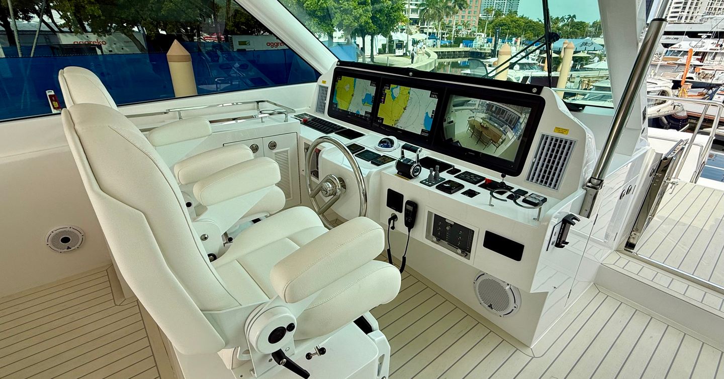 Horizon-PC60-helm-station