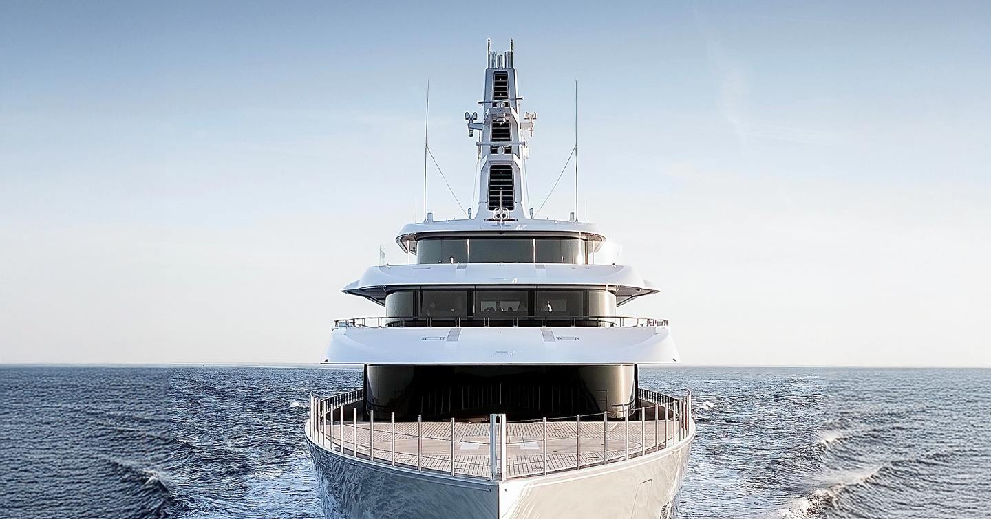 Superyacht Moonrise bow under way