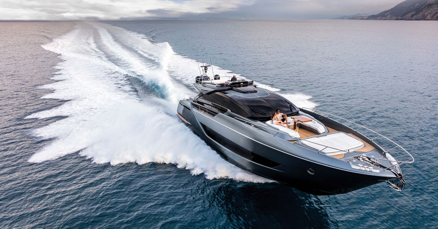 Riva's 88 Folgore moving at speed on water