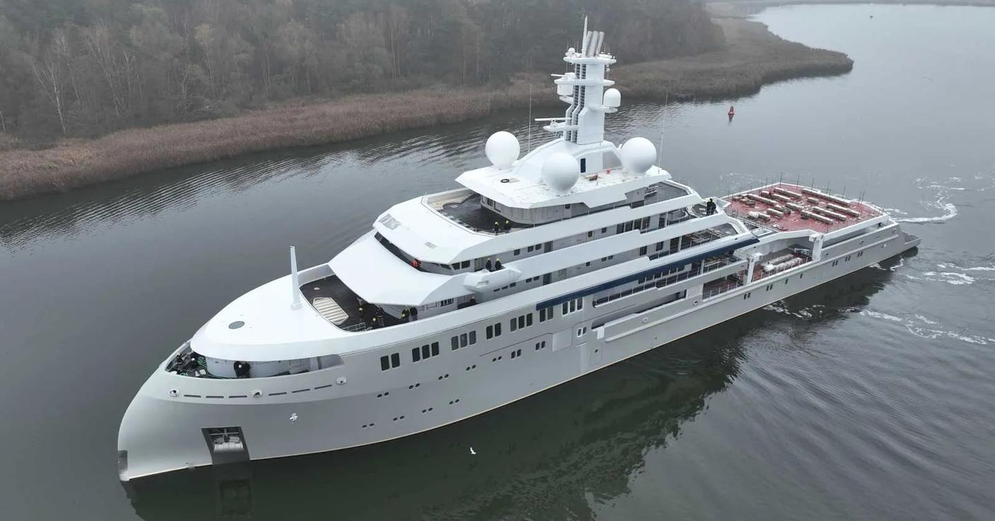 Superyacht Shackleton under way 