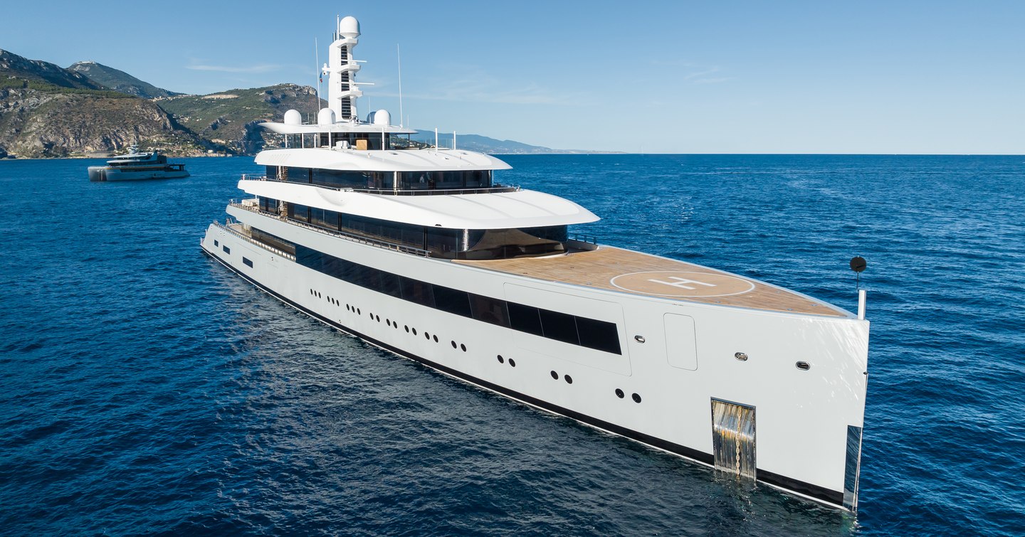 Superyacht Moonrise under way
