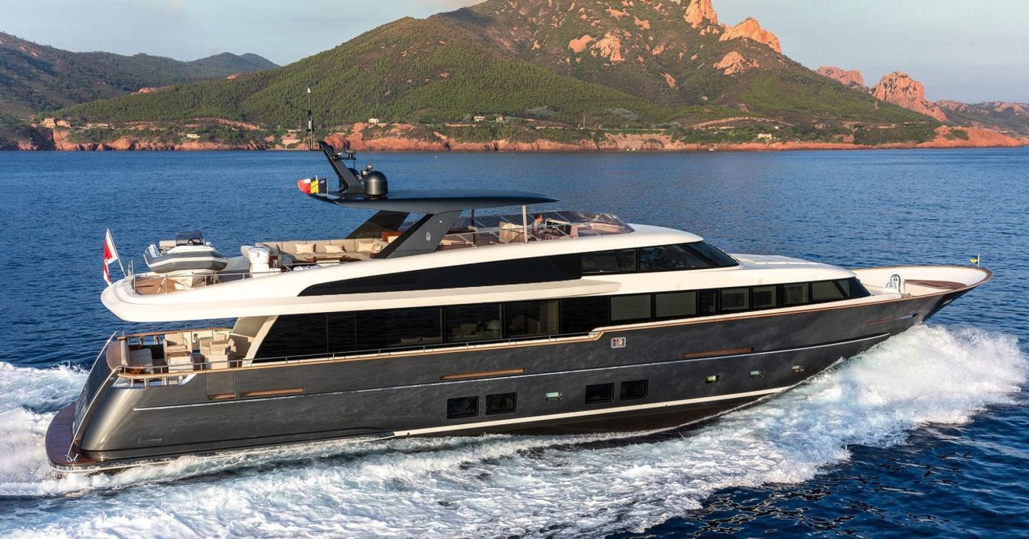 32m Van der Valk Jangada superyacht under way 
